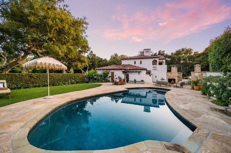 Casa con alberca al atardecer