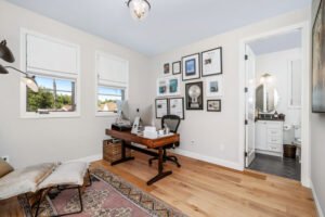 Escritorio minimalista con silla y lámpara de pie.