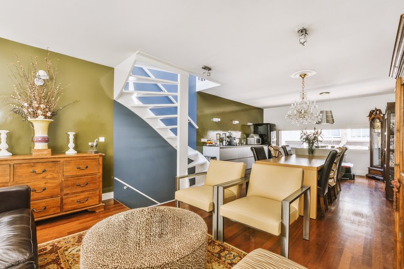 Primer piso en la sala dentro de una casa acogedora de dos pisos